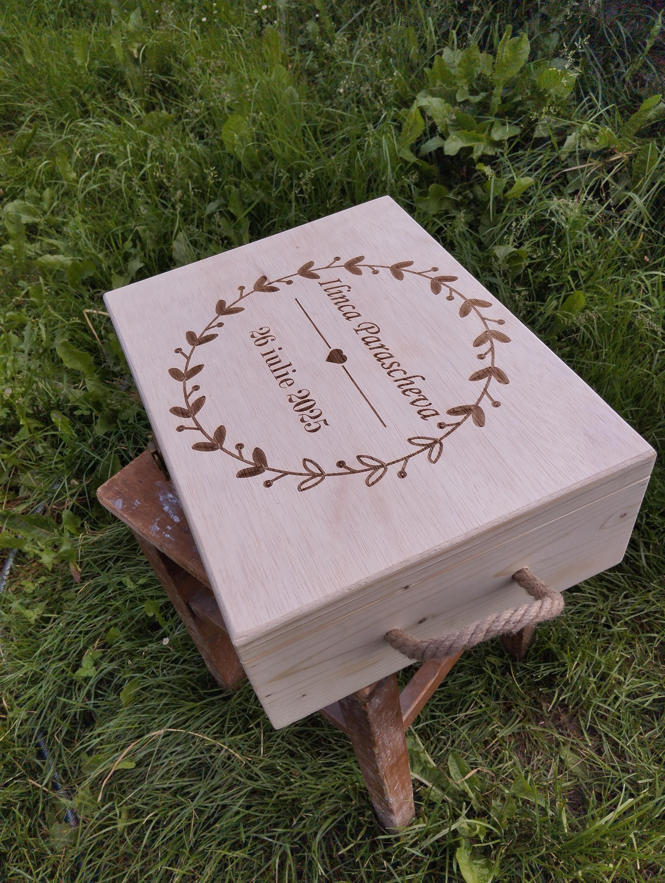 Cutie personalizabila pentru botez ,cu mânere de sfoara,dimensiuni 40x30x15 cm