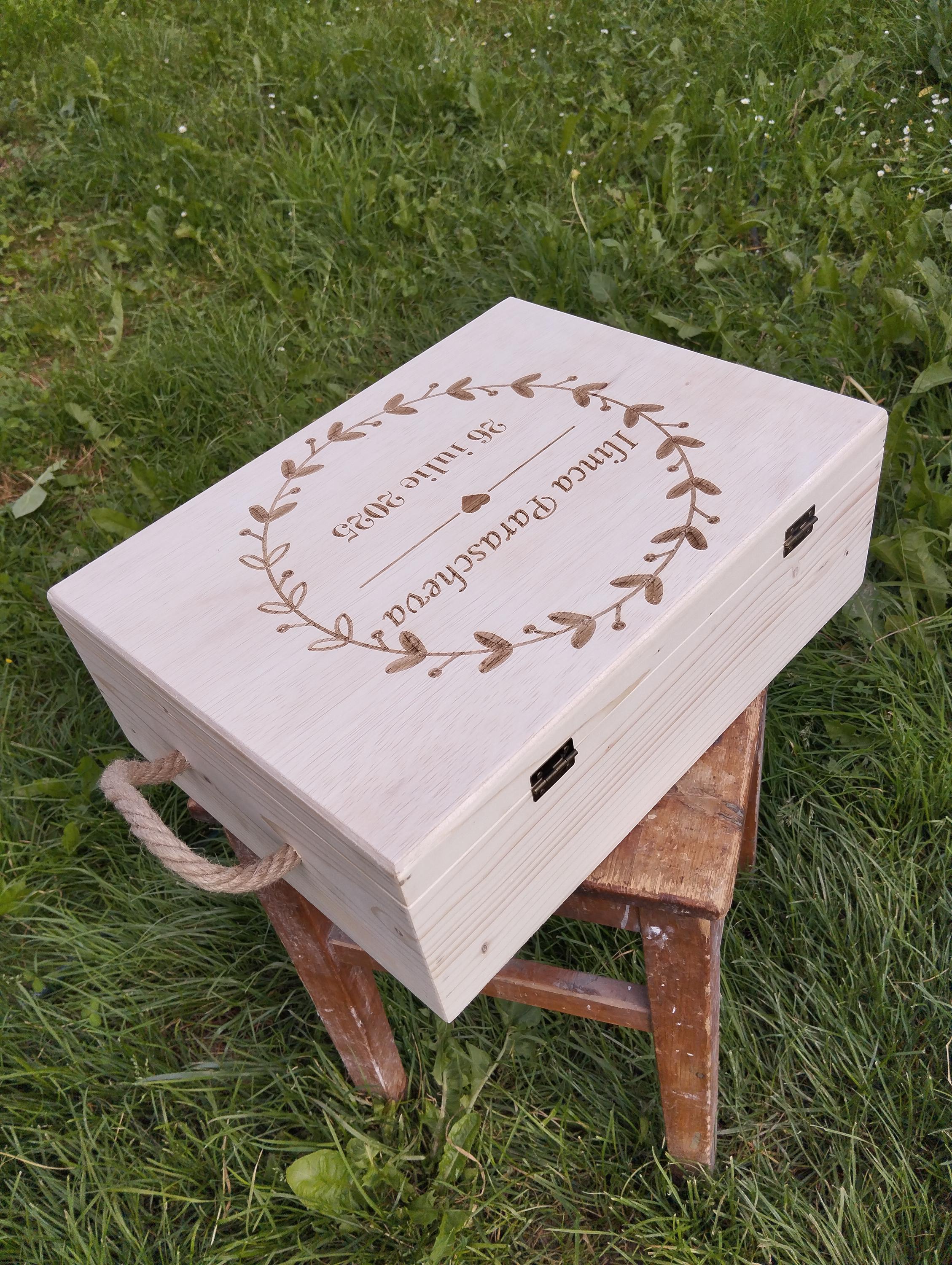 Cutie personalizabila pentru botez ,cu mânere de sfoara,dimensiuni 40x30x15 cm