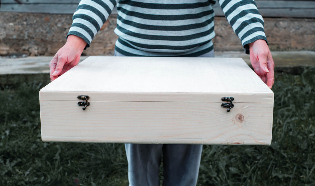 Cutie de lemn natur XL 55X50X12 CM cu manere de sfoara