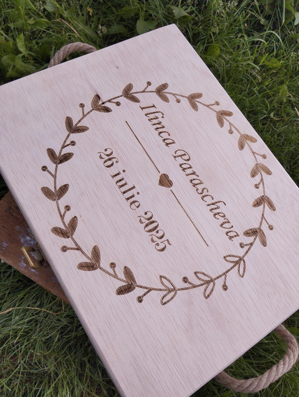Cutie personalizabila pentru botez ,cu mânere de sfoara,dimensiuni 40x30x15 cm