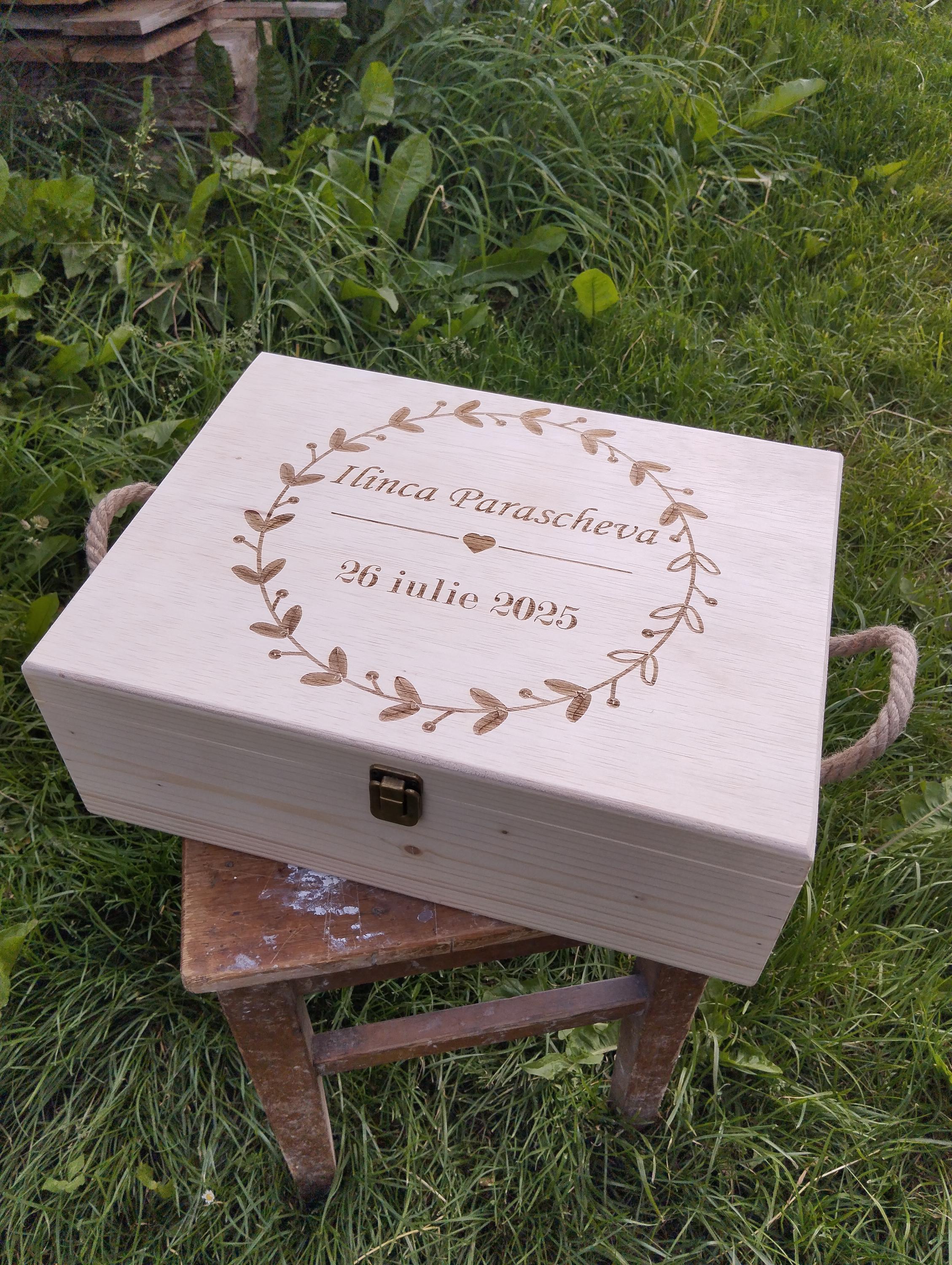 Cutie personalizabila pentru botez ,cu mânere de sfoara,dimensiuni 40x30x15 cm