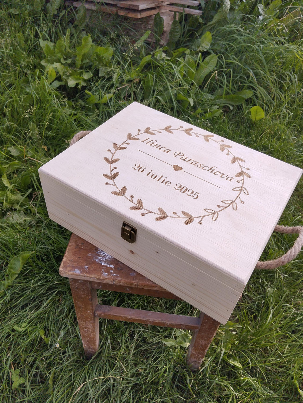 Cutie personalizabila pentru botez ,cu mânere de sfoara,dimensiuni 40x30x15 cm