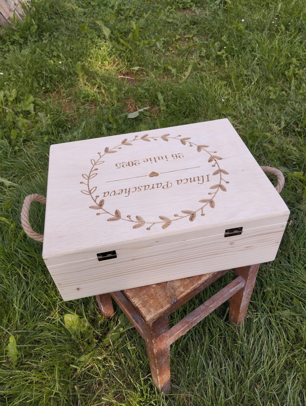 Cutie personalizabila pentru botez ,cu mânere de sfoara,dimensiuni 40x30x15 cm