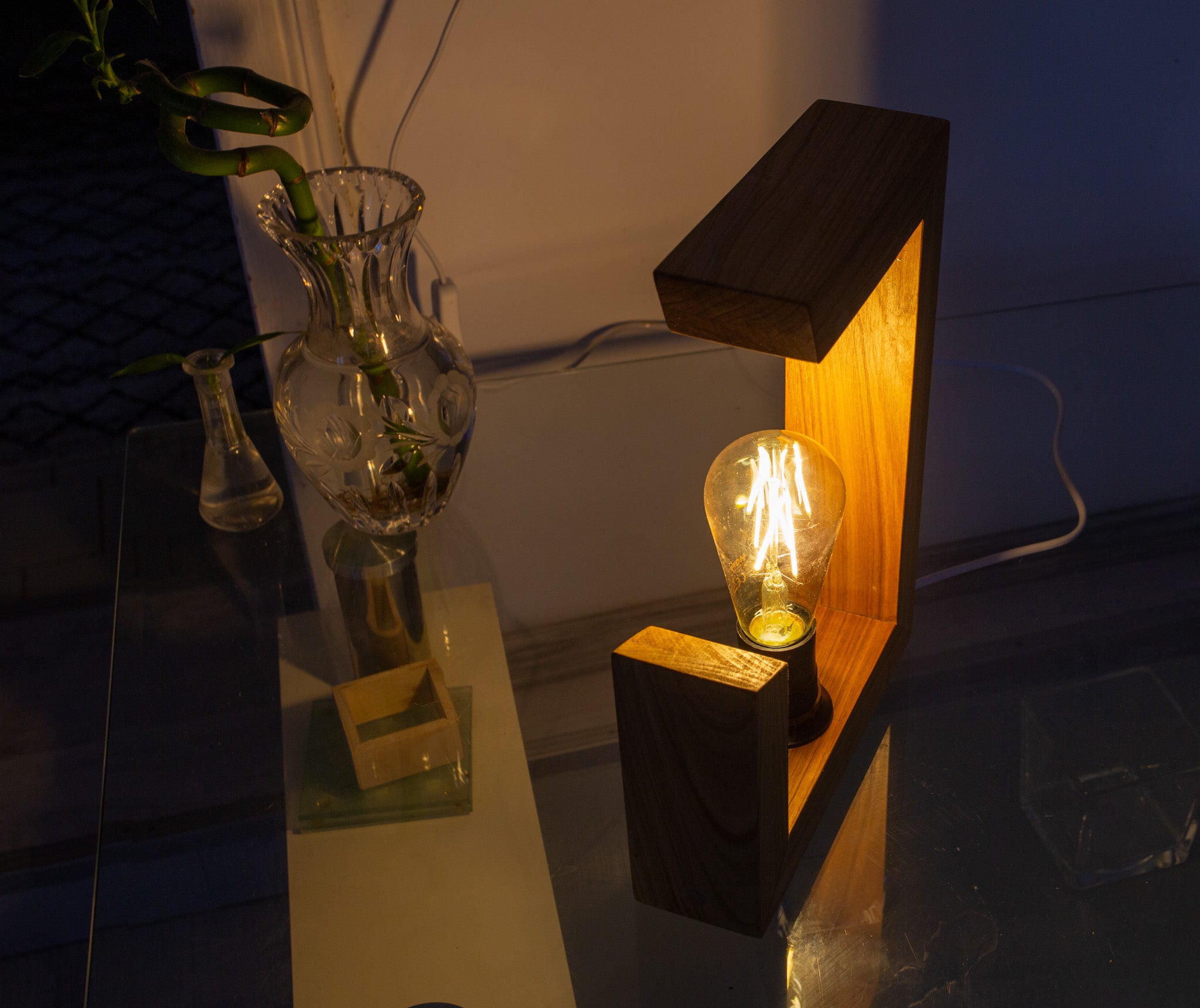 Corp iluminat ,lampa de veghe din lemn