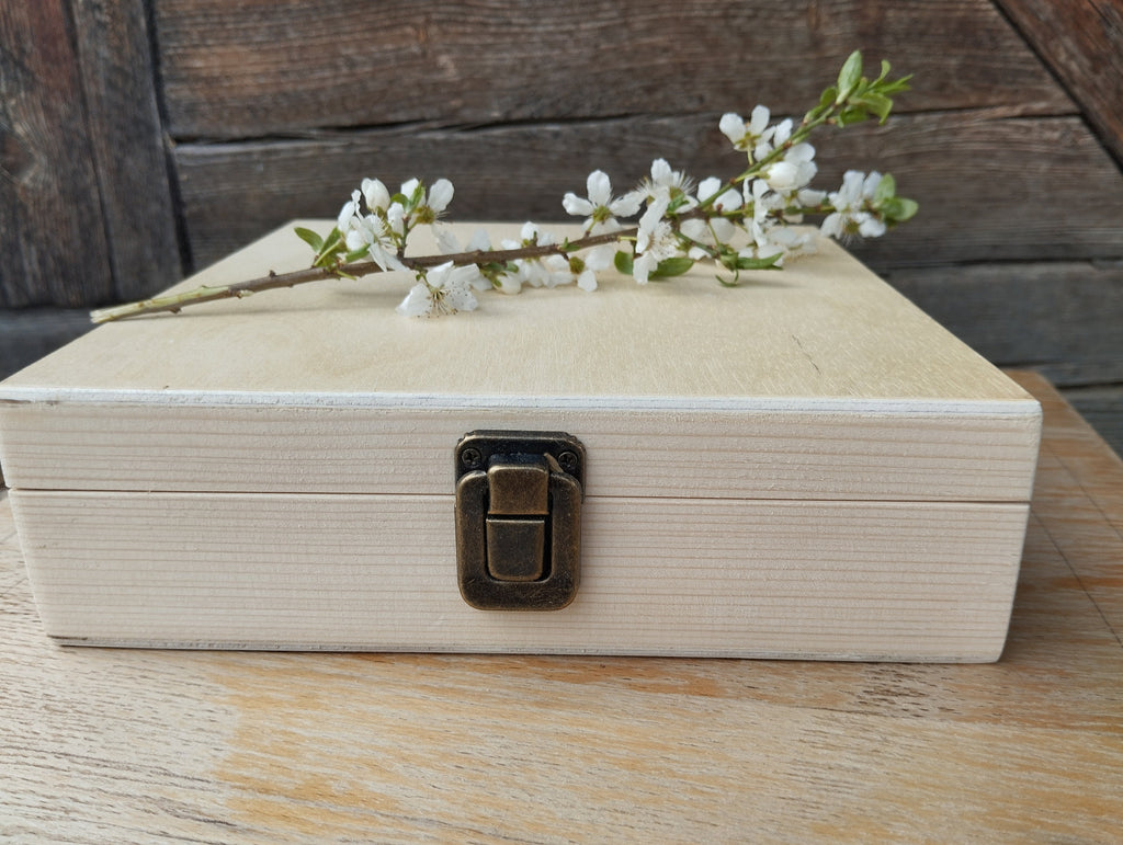 Cutie lemn cu capac   (22x22x6 cm)