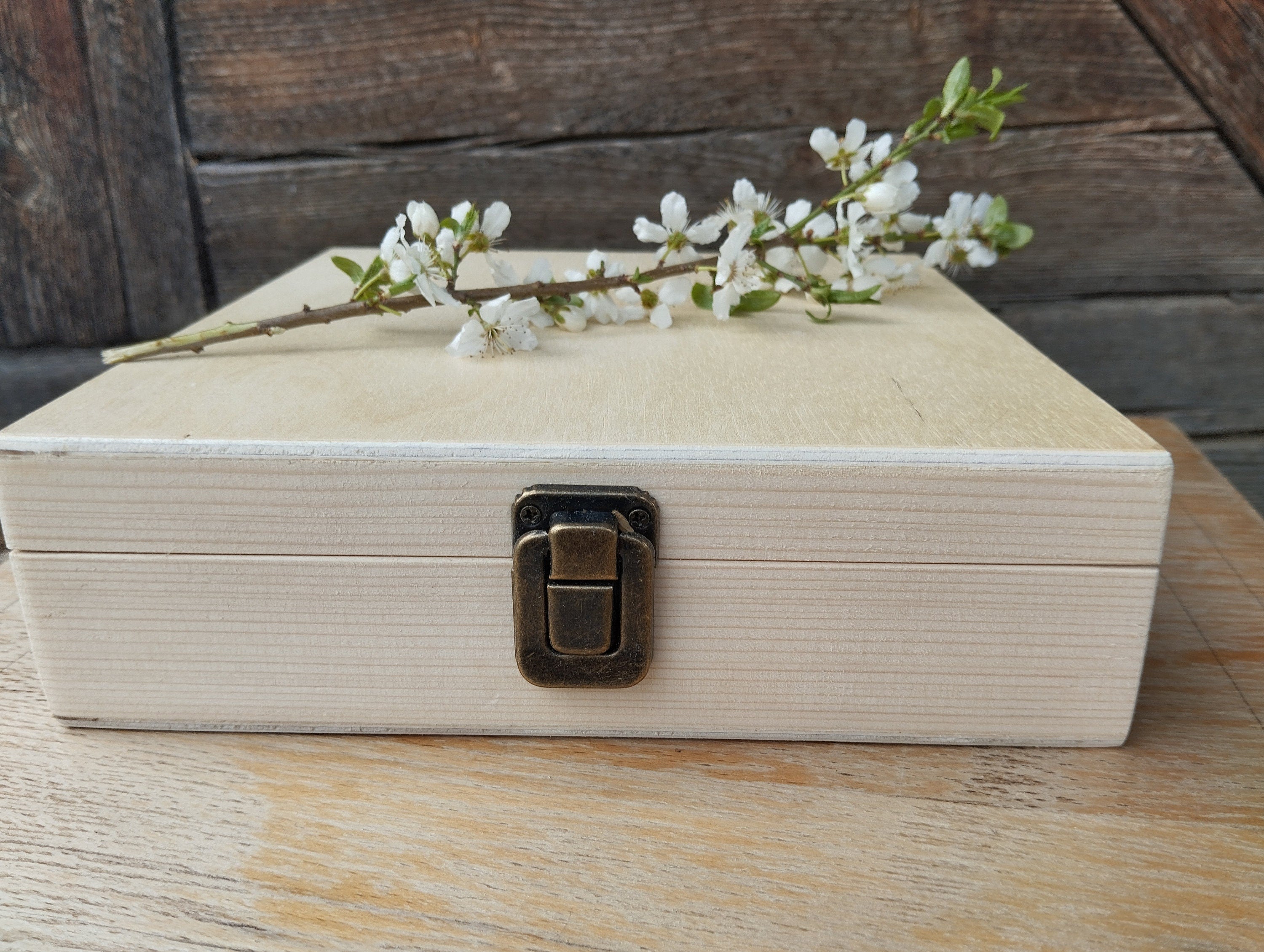 Cutie lemn cu capac   (22x22x6 cm)