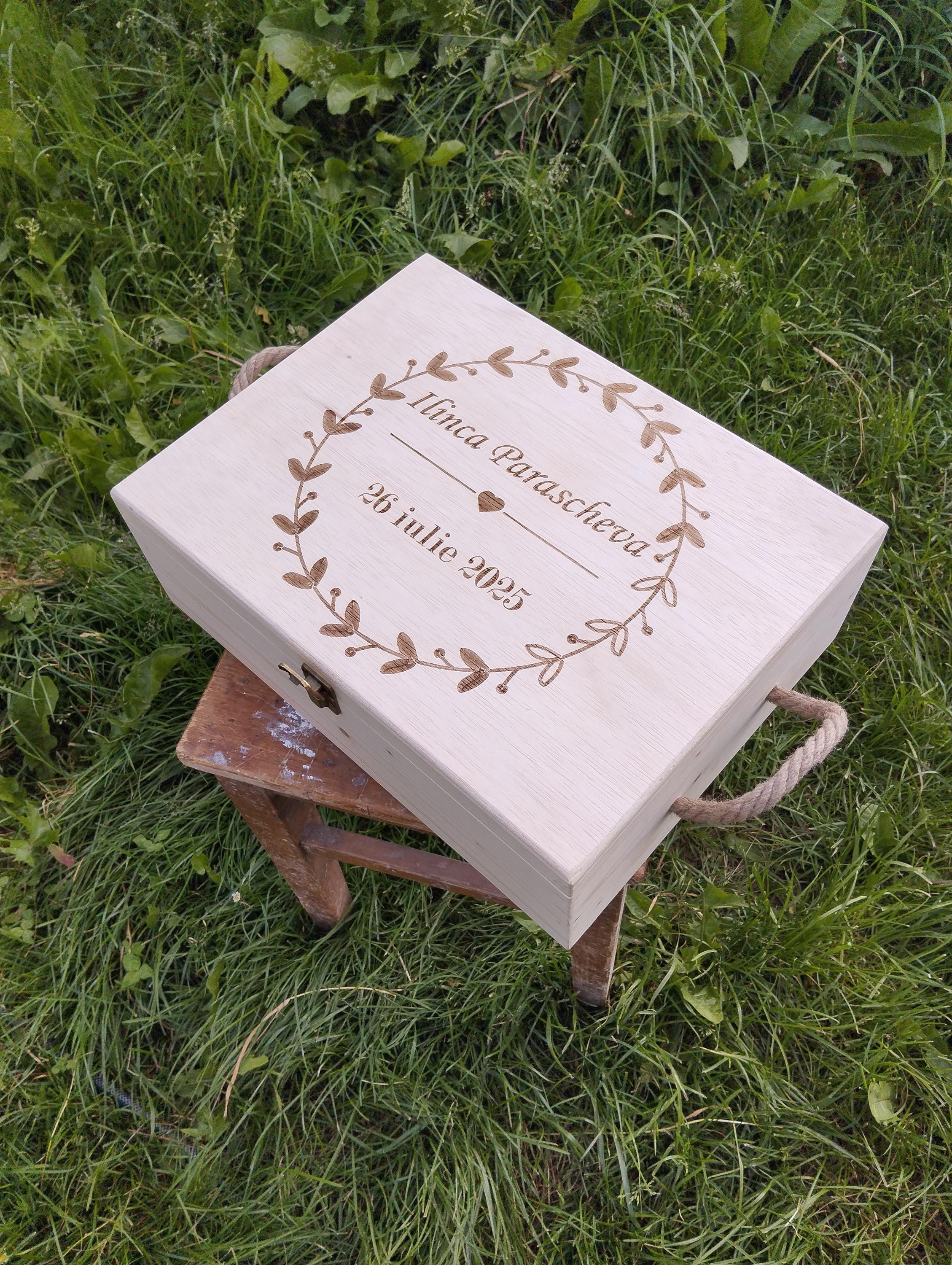 Cutie personalizabila pentru botez ,cu mânere de sfoara,dimensiuni 40x30x15 cm