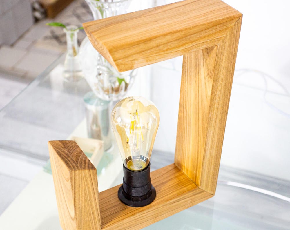 Corp iluminat ,lampa de veghe din lemn